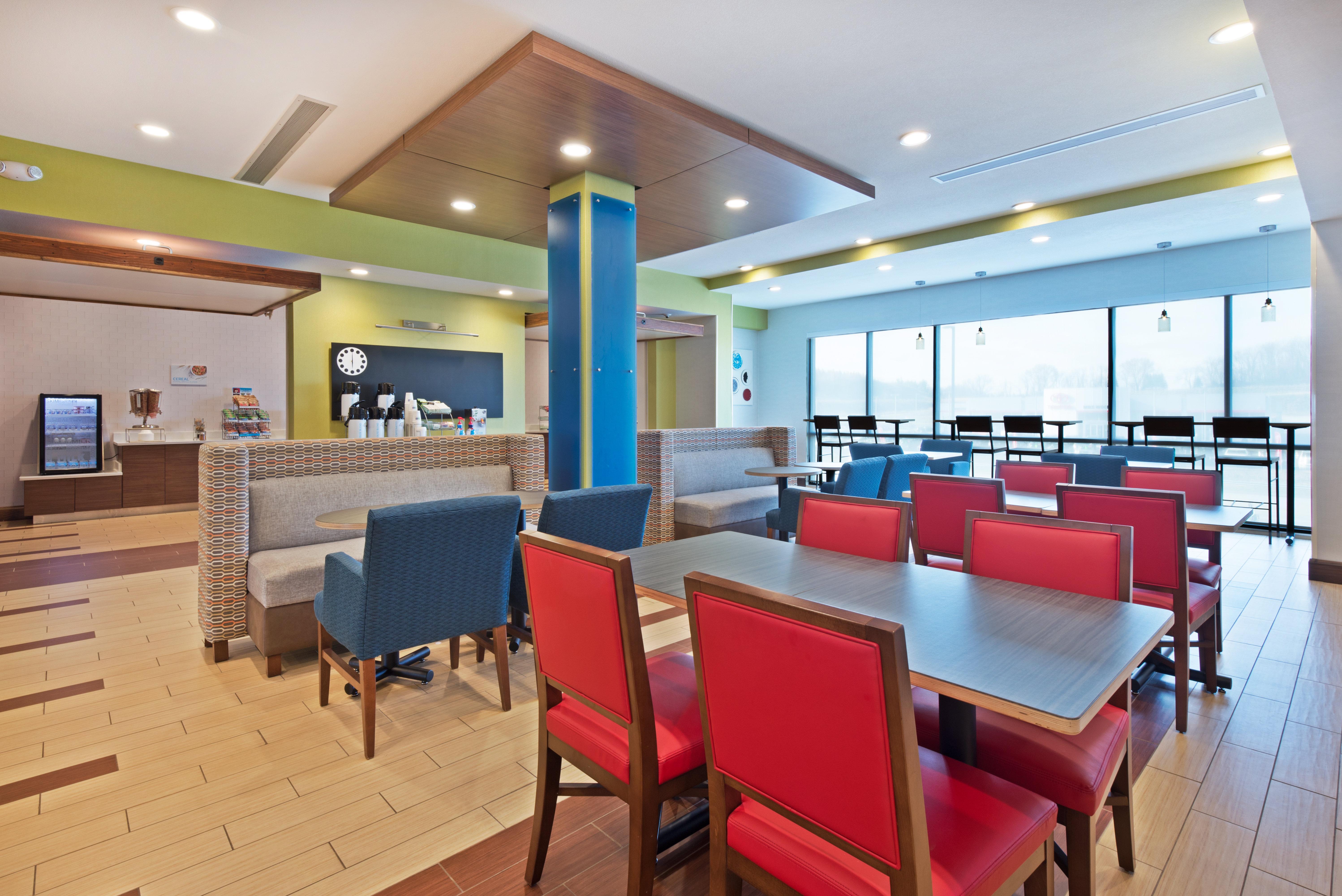 Holiday Inn Express & Suites Uniontown By Ihg Exterior photo