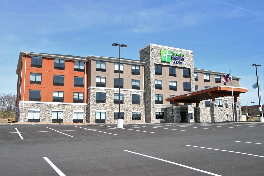 Holiday Inn Express & Suites Uniontown, An Ihg Hotel Exterior photo